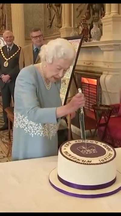 This is how a queen cut a cake! ?