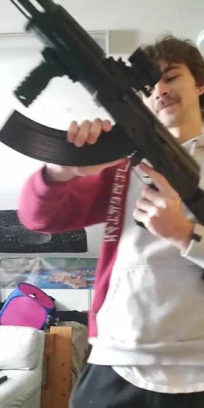It's an airsoft gun I swear!