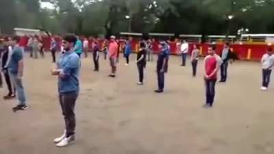 A teacher shows that a bull in a square full of people does not attack anyone if it is not threatened