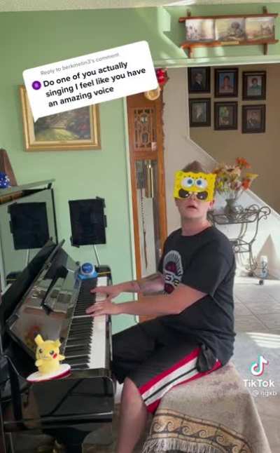 An amazing voice (loud)