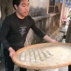 How he place the buns.