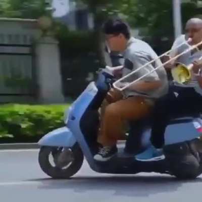 Loud motorbike (sound!)
