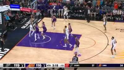 [Highlight] Victor Wembanyama with the left-handed dunk for 33!