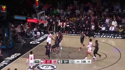 [Highlight] Trae Young throws an alley-oop off the backboard to Capela in crunch time