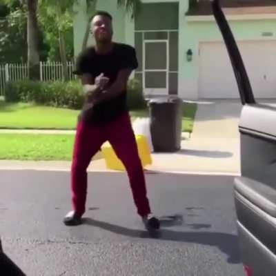 Kiki skit in broad daylight