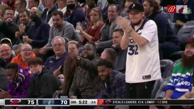 [Highlight] Timberwolves fans troll Jimmy Butler by chanting "Rachel Nichols"