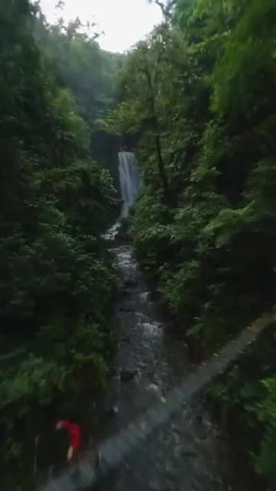 Flying in the rain and the mighty El Tigre Waterfall???