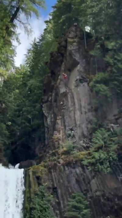 Chucko (Flyingfloou) setting the Døds (death dive) world record - height of 48.7 m / 160 ft ?