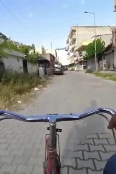 I hate this way of riding a bike.