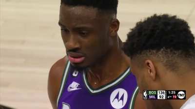 [Highlight] Blake Griffin laughs at Thanasis Antetokounmpo after getting headbutted in the face, tries on Jaylen Browns mask afterwards
