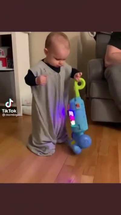 you start them young and not raise assholes but you watching this baby do house work that u don’t wanna do? Are u the asshole?