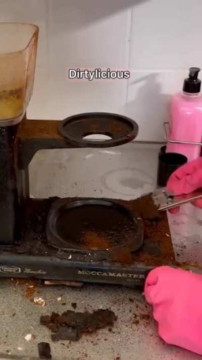 This woman helps people in need to clean their house so that they can "break the cycle"