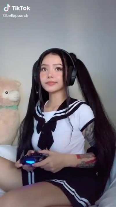 I shit you not she actually commented “this is how I normally sneeze” ?