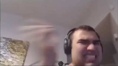 Streamer rages after he accidentally opens his feet pics folder and the chat keeps saying they looked like little girls