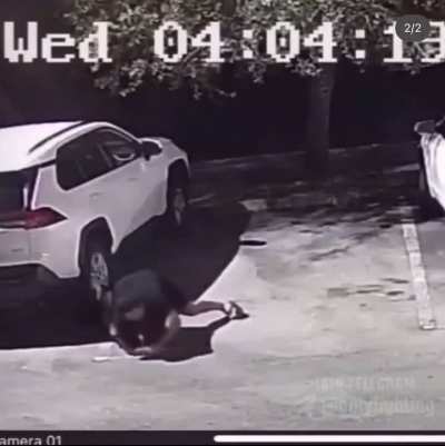 Former MMA fighter perfectly shuts down & chokes out a man who tries to attack him with a 14-inch machete ?