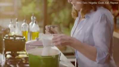 Nigella's pronunciation of the word "microwave"
