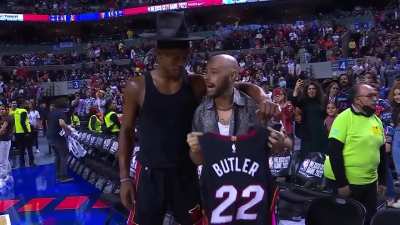 [Highlight] Jimmy Butler swaps jersey with a fan for his hat, following last nights game in Mexico City (12-17-22)