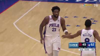 [Highlight] Embiid throws down the one-handed slam