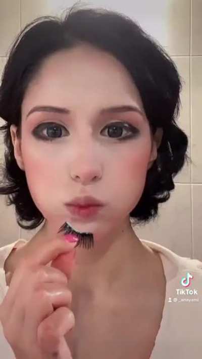 Beofre anyone writes, YES I don’t/can’t exactly look like her ?