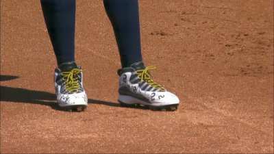 [Highlight] Vladdy wanted to pay tribute to Kobe and Gianna Bryant so he had two pairs of custom Jordan cleats commissioned months in advanced for him to wear for the series in Anaheim beginning tonight. He will be gifting one of the pairs to Kobe's widow