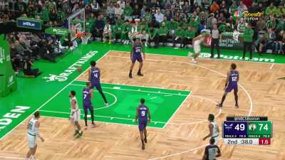 [Highlight] Tatum drops in the insane floater against the clock to get to 22 points in the first half!