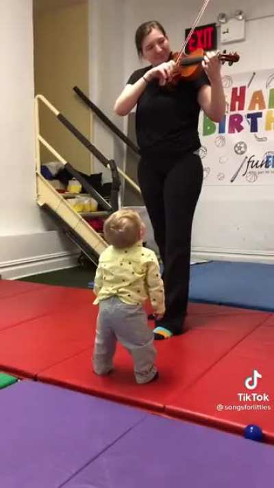 A baby’s first time hearing the violin. ? Found this on TikTok and had to share.