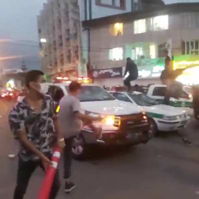 Iranian protesters in city of Noshahr beating up the police cars