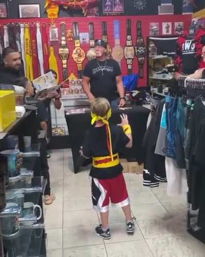 Kid walks into Hulk Hogan's beach store and owns him