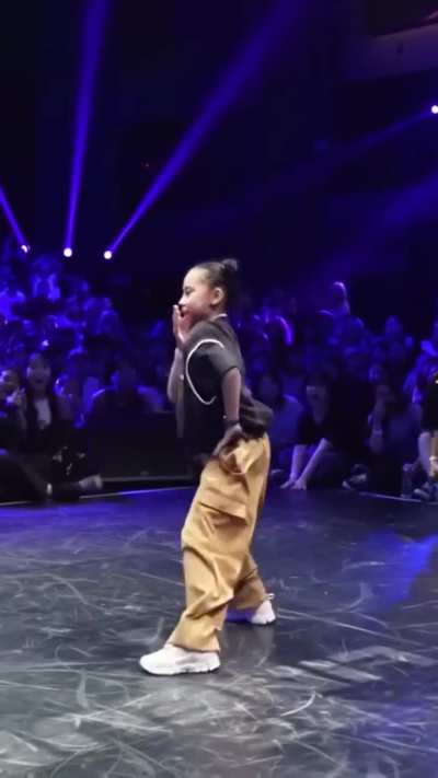 This girl has an unreal sense of tact and self-coordination ?