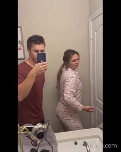 WCGW twerking