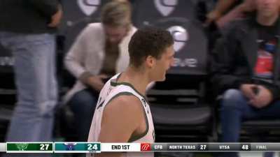[Highlight] Brook "Splash Mountain" Lopez sinks the deep 3PT to beat the first quarter buzzer