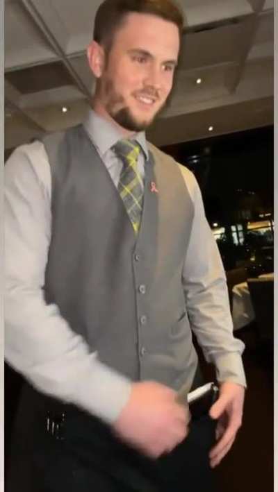 Just Guys messing around with the waiter (Crossposted from r/MadeMeSmile)