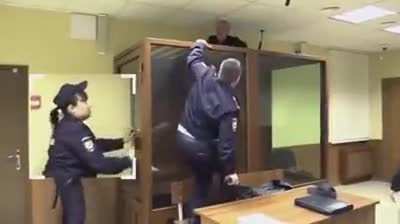 Russian killer tries to escape from court... in a stupid, funny manner