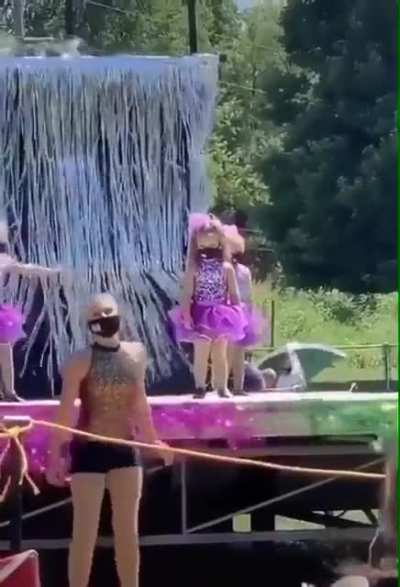 kiddo does NOT wanna do the wobble and can't say I blame her ?