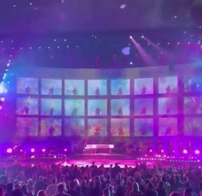 adele ends her first vegas show by disappearing into confetti