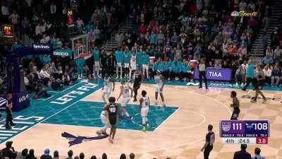 [Highlight] Davion Mitchell hits the clutch jumper to extend the Kings lead to 5
