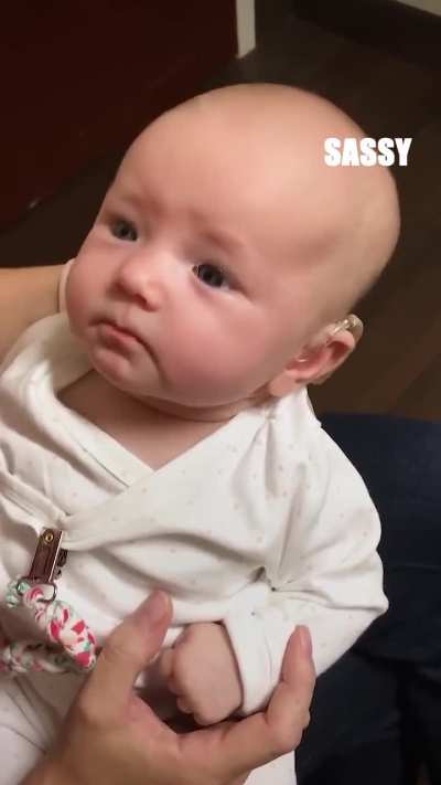 Baby who just got hearing aids hears her mom for the first time ?
