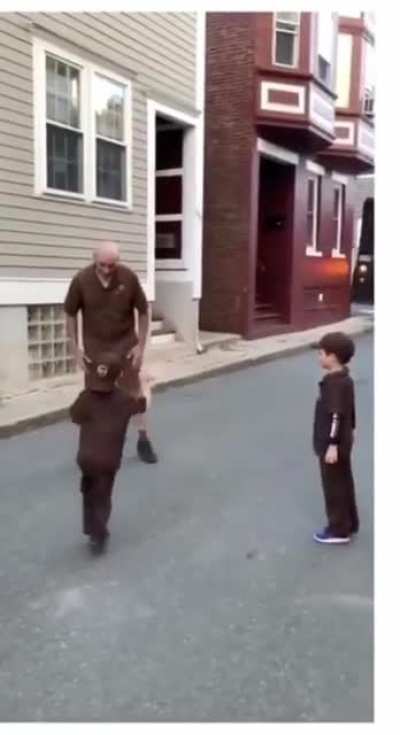 Neighbourhood kids dress up as beloved UPS delivery driver to surprise him ??