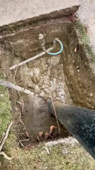 Digging a hole with a pressure washer (sound OFF)