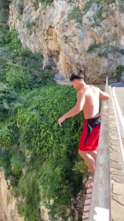 Jeeez this crazy bridge jump my buddy did yesterday!!?