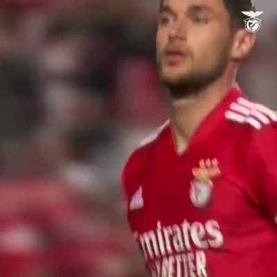 Yaremchuck, a Ukrainian striker for Benfica, was brought on to a standing ovation from both fans attending the match He was also given the captain’s armband How can you not be emotional? ??
