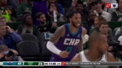 [Highlight] Miles Bridges throws it down on Giannis