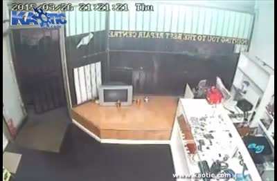 Entire store beats the shit out of attempted thief