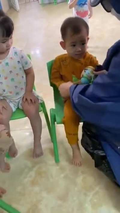 One way of teaching kids not to accept things from strangers. That last kid though ?