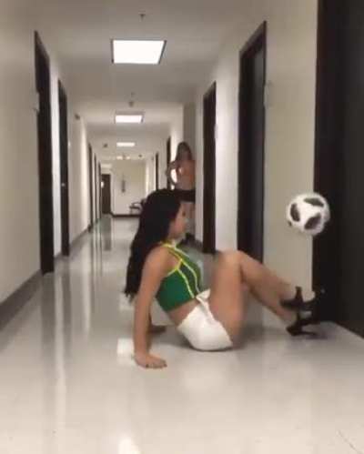 Look what this girl is able to do with high heels... Spectacular footballer.