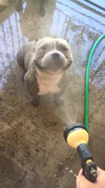He still keeps his smile even during his shower ?