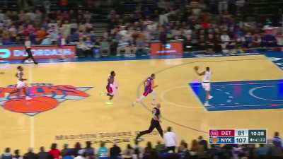 [Highlight] Derrick Rose one touch pass to Obi Toppin for the dunk