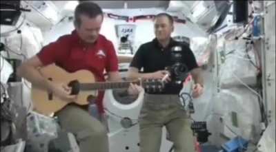 Astronaut demonstrates how zero gravity affects the way he plays the guitar