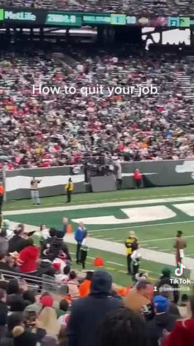 Antonio Brown doesn't even give the Bucs his 2-week notice.
