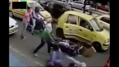Ouch! Dude gets conked with a helmet for no reason~ ?‍♂️